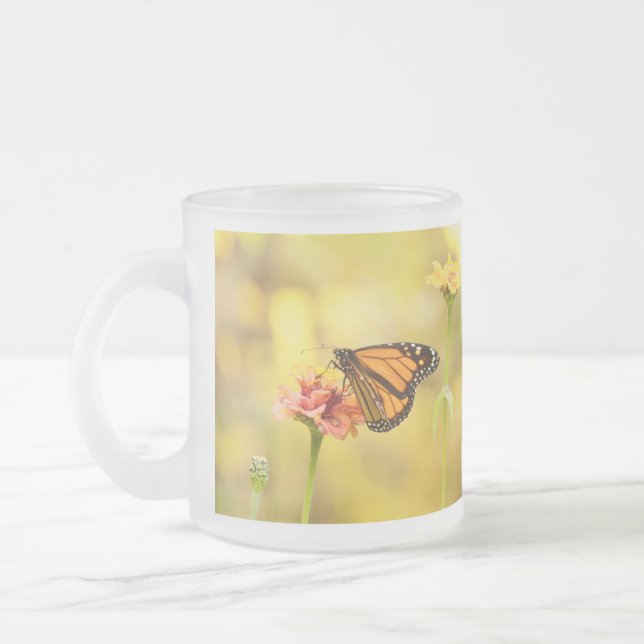Caneca De Café Vidro Jateado Borboleta Monarca na Zinnia (Esquerda)