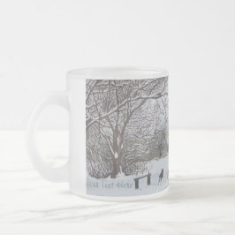 Caneca De Café Vidro Jateado cenário de inverno com cães brincando com neve
