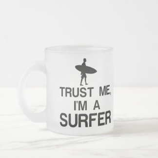 CANECA DE CAFÉ VIDRO JATEADO CONFIE EM MIM, SOU UMA SOBREFERÊNCIA