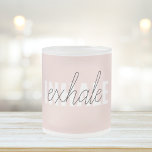 Caneca De Café Vidro Jateado Cota de Exalar Rosa Moderno do Pastel<br><div class="desc">Cota de Exalar Rosa Moderno do Pastel</div>