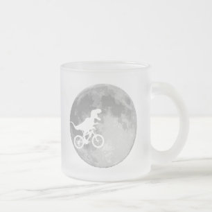 Caneca De Café Vidro Jateado Dinossauro em bicicleta no céu com lua