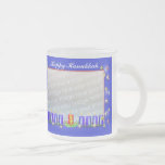 Caneca De Café Vidro Jateado Estrelas felizes de Hanukkah e velas do quadro de<br><div class="desc">Uma caneca sparkling azul da foto de Hanukkah com branco e estrelas do ouro, 8 velas azuis e 1 vela vermelha. O texto customizável "Hanukkah feliz" em ambos os lados pode ser mudado. Transfira arquivos pela rede uma foto diferente a cada lateral (ou ao mesmo a ambos os lados se...</div>