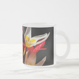 Caneca De Café Vidro Jateado Flores de tulipa contra fundo preto