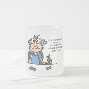 Caneca De Café Vidro Jateado Gus no Bebendo e na condução