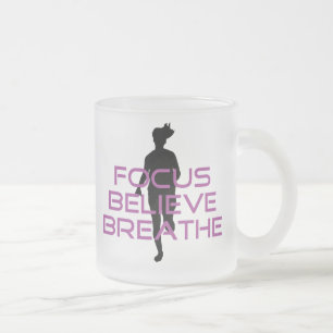 Caneca De Café Vidro Jateado O foco roxo acredita respira