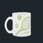 Caneca De Café Vidro Jateado Racket de Tênis Verde Moderno Personalizado<br><div class="desc">Substitua pelo seu nome personalizado. Tênis minimalista com design a verde. Bolas de tênis verde e presentes temáticos de design de raquete para um tênis. Um presente personalizado de caneca tênis para ele.</div>