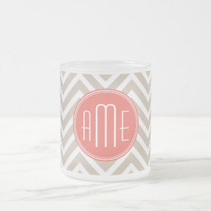Caneca De Café Vidro Jateado Taupe e Coral Elegantes com Monograma Personalizad