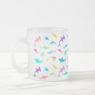 Caneca De Café Vidro Jateado Tubarão-colorida sob o partido da escola marítima