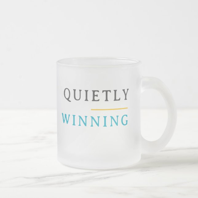 Caneca De Café Vidro Jateado Winning Quietly – Minimal Typography  (Direita)