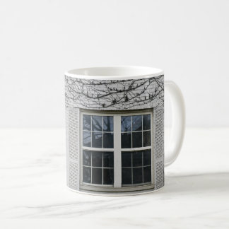 Caneca De Café Vinha ao Redor da Janela