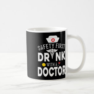 Caneca De Café Vinho De Primeiro Bebendo De Segurança Com Médico 