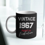Caneca De Café Vintage 1967 envelhecida até o parto feliz anivers<br><div class="desc">Engraçado Vinho Trocadilho Aniversário Nascer de Café Mug em 1967. Celebrando o Ano do Nascimento. Vintage 1967 - Aged to Perfection - Happy 56th Birthday [Nome do Destinatário]. Design preto e branco com sotaques vermelhos. Tipografia Script. Faz um presente perfeito para maridos, Pais, avós. 40º, 50º, 60º ou qualquer caneca...</div>