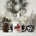 Caneca De Café Vintage Red e Black Christmas Sleigh e Package<br><div class="desc">Passando pela neve num trenó aberto de um cavalo - este trenó branco vermelho e preto com presentes de Natal em vibrante cheque de búfalo vermelho e preto e branco traz uma vibração nostálgica ao Natal.</div>