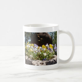 Caneca De Café Violeta numa Trough de Pedra.