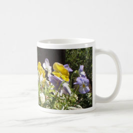 Caneca De Café Violeta numa Trough de Pedra.
