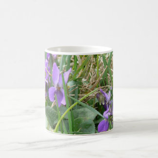 Caneca De Café Violetas na grama 2