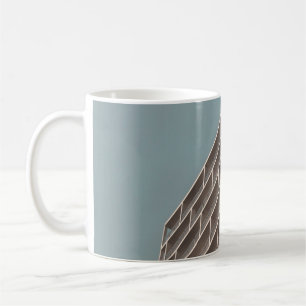 CANECA DE CAFÉ VISÃO INFERIOR DO EDIFÍCIO DE ALTO AUMENTO