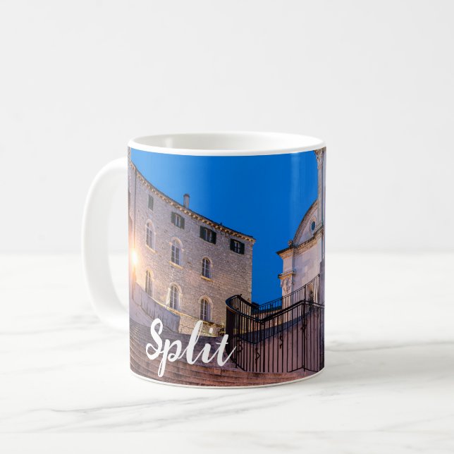 Caneca De Café Visão noturna das escadas e da igreja em Split, Cr (Frente Esquerda)