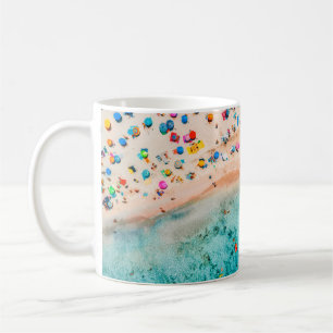 Caneca De Café Vista aérea da praia arenosa com guarda-chuvas col