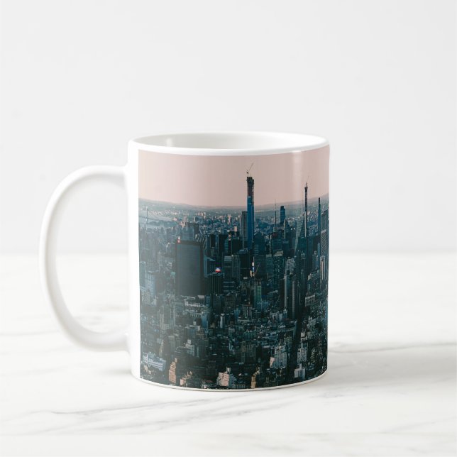 CANECA DE CAFÉ VISTA AERIAL DOS EDIFÍCIOS CIDADÃOS DURANTE O DIA (Esquerda)