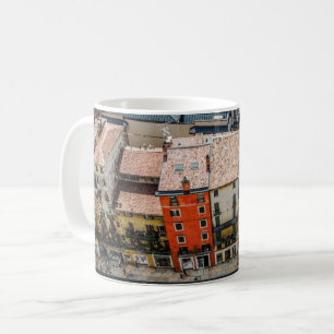 Caneca De Café Vista de cima de fachadas coloridas de edifícios