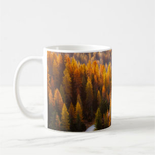 Caneca De Café Vista de excelente da estrada sinuosa. Dramático e