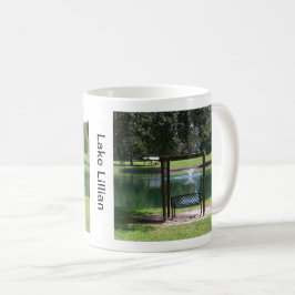 Caneca De Café Vista de um lago de uma pequena cidade