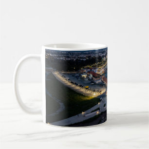Caneca De Café Vista do drone do porto de Paphos à noite, Chipre