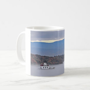Caneca De Café Vista do farol do prado de Esopus na névoa