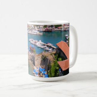 Caneca De Café Vista do porto, praia Mermerly na cidade de Antaly