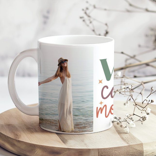 Caneca De Café "Vive Cada Momento" 2 Fotos personalizadas Inspira ("Vive Cada Momento" 2 Custom Photos Inspirational Coffee Mug on a boho table with tiny flowers.)