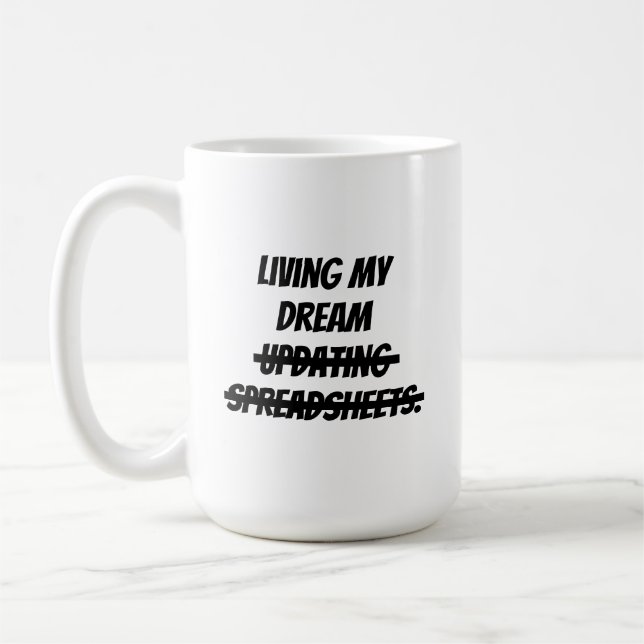 Caneca De Café Vivendo meu sonho atualizando planilhas. (Esquerda)