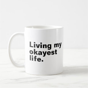 Caneca De Café Vivendo minha vida mais agradável. design de texto