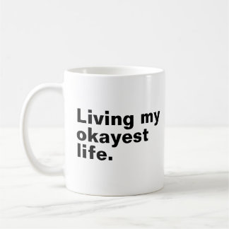 Caneca De Café Vivendo minha vida mais agradável. design de texto