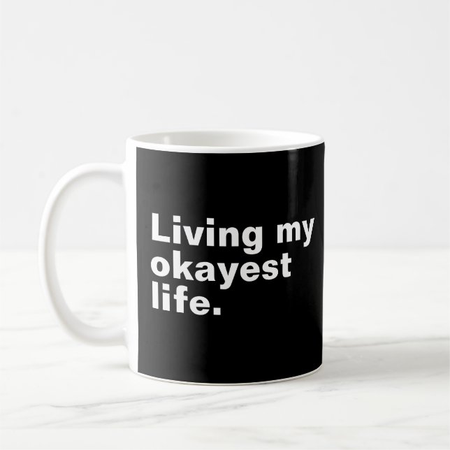Caneca De Café Vivendo minha vida mais agradável. design de texto (Esquerda)