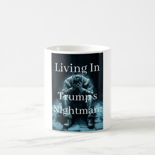 Caneca de Café Vivendo no Pesadelo de Trump (Centro)