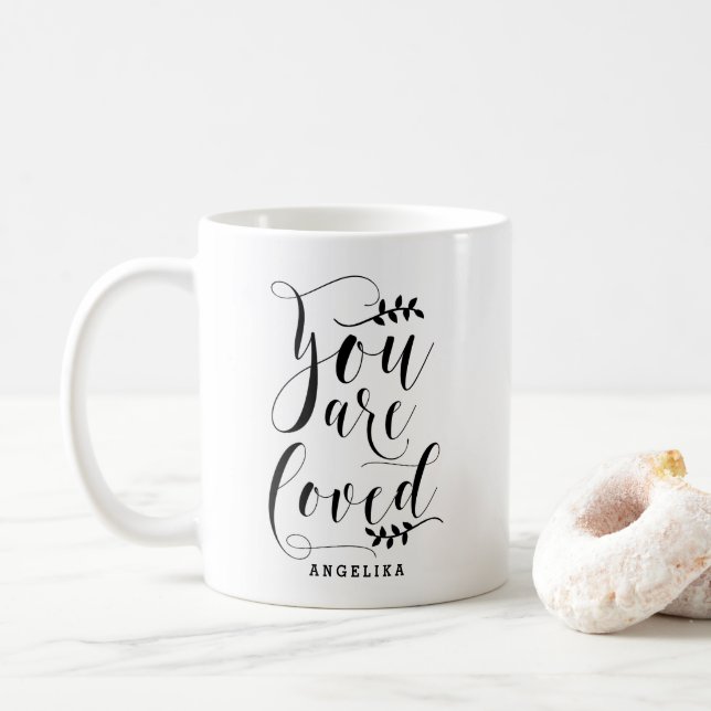 Caneca De Café Você É Amado Pela Caligrafia Moderna Personalizada (Com Donut)