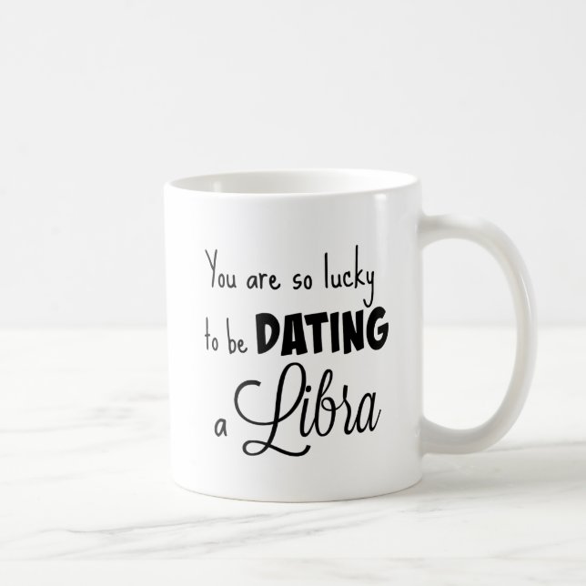Caneca De Café Você é tão afortunado datar um Libra (Direita)