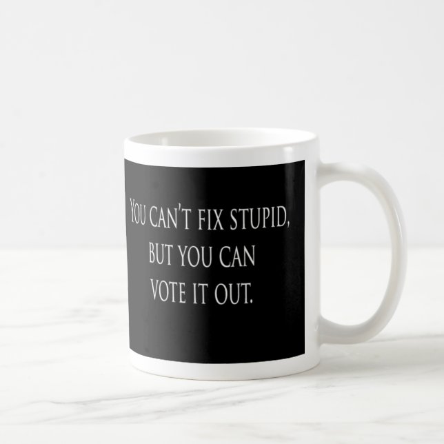 Caneca De Café Você não pode fixar estúpido mas você pode votá-lo (Direita)