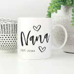 Caneca De Café Vovó criada no ano da Nana<br><div class="desc">Crie uma doce marca para a vovó com esta simples design que apresenta "Nana" em letras desenhadas à mão,  acentuadas com corações. Personalize com o ano em que ela se tornou avó por um Dia de as mães fofo ou presente de anúncio de gravidez.</div>