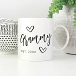 Caneca De Café Vovó criada no ano do Grammy<br><div class="desc">Crie um doce acento para a vovó com esta simples design que apresenta o "vovô" em letras desenhadas à mão,  acentuadas com corações. Personalize com o ano em que ela se tornou avó por um Dia de as mães fofo ou presente de anúncio de gravidez.</div>