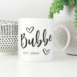 Caneca De Café Vovó Estabelecida no Ano Bubbe<br><div class="desc">Crie um doce nome para a vovó com este simples design que apresenta "Bubbe" em letras desenhadas à mão,  acentuadas com corações. Personalize com o ano em que ela se tornou avó por um Dia de as mães fofo ou presente de anúncio de gravidez.</div>