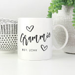 Caneca De Café Vovó Estabelecida No Ano Grammie<br><div class="desc">Crie um doce acento para a vovó com este simples design que apresenta "Grammie" em letras desenhadas à mão,  acentuadas com corações. Personalize com o ano em que ela se tornou avó por um Dia de as mães fofo ou presente de anúncio de gravidez.</div>