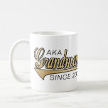 Caneca De Café Vovó Mug "AKA Vovó Desde..."<br><div class="desc">Vovó Mug "AKA Grankdman Desde... " Personalize apagando, "AKA Avó desde 2009" e "Nós te amamos tanto, Steven, Sarah, Karen, Robbie e Shana." Em seguida, escolha seu estilo de fonte, tamanho, cor e texto favoritos para personalizar sua caneca! Crie um simples presente adicionando alguns doces à caneca, embrulhe-a com celofane...</div>