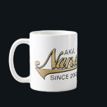 Caneca De Café Vovó Nana Mug "AKA Nana Desde..."<br><div class="desc">Vovó Nana Mug "AKA Nana Desde... " Personalize apagando, "AKA Nana Desde 2009" e "Nós te amamos tanto, Steven, Sarah, Karen, Robbie e Shana." Em seguida, escolha seu estilo de fonte, tamanho, cor e texto favoritos para personalizar sua caneca! Crie um simples presente adicionando alguns doces à caneca, embrulhe-a com...</div>