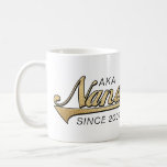 Caneca De Café Vovó Nana Mug "AKA Nana Desde..."<br><div class="desc">Vovó Nana Mug "AKA Nana Desde... " Personalize apagando, "AKA Nana Desde 2009" e "Nós te amamos tanto, Steven, Sarah, Karen, Robbie e Shana." Em seguida, escolha seu estilo de fonte, tamanho, cor e texto favoritos para personalizar sua caneca! Crie um simples presente adicionando alguns doces à caneca, embrulhe-a com...</div>