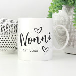 Caneca De Café Vovó Não Estabelecida No Ano<br><div class="desc">Crie um doce acento para a vovó com este simples design que apresenta "Nonni" em letras desenhadas à mão,  acentuadas com corações. Personalize com o ano em que ela se tornou avó por um Dia de as mães fofo ou presente de anúncio de gravidez.</div>