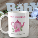 Caneca De Café Vovó para ser chaleira cor-de-rosa Uma menina está<br><div class="desc">Caneca de anúncio de gravidez para uma avó estar. Esta caneca bonito diz "Uma menina está se preparando ... espera vê-la [mês ano]" e do outro lado ela tem "avó para ser". A formulação é editável, se a nova avó preferir ser chamada de nanna ou mimi, por exemplo. O doce...</div>