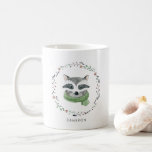 Caneca De Café Watercolor Raccoon com Scarf Winter Wreath<br><div class="desc">Uma caneca branca e branca com aquarela ilustra um guaxinim com lenço verde e coroa de inverno. Personalize adicionando nomes,  datas ou textos curtos. Perfeito como presente de feriado personalizado.</div>