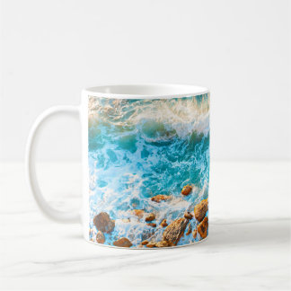 Caneca De Café Waves on a rocky beach at sunset. Aerial viewbeach